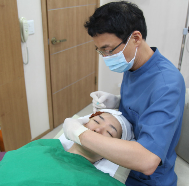 삼성점 김희중 원장 시술.jpg