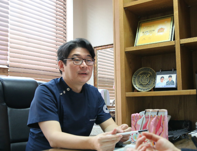 청담점 오정준 원장 상담.jpg